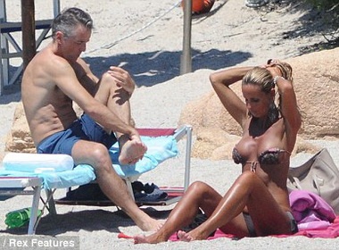 Phu nhan HLV Mancini mot minh ‘can’ 3 ten cuop hinh anh