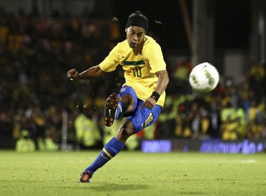 Ronaldinho 'hoi sinh' trong mau ao Brazil hinh anh