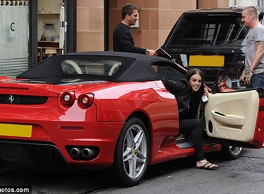 Danielle Lloyd duoc nguoi tinh tang sieu xe hinh anh