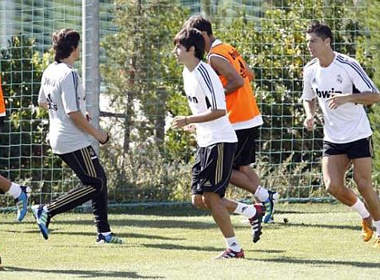 Zidane co vu con trai tap cung doi 1 Real hinh anh