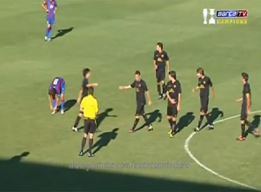 Cau thu U18 Barca lop bong ghi ban tu giua san hinh anh