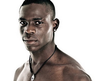 Mario Balotelli lam nhan chung chong mafia hinh anh