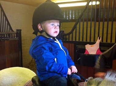 'Ong cu non' Kai Rooney hoc cuoi ngua hinh anh