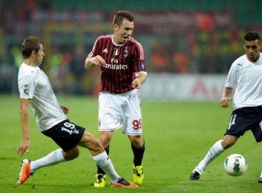 Lazio cam chan Milan trong tran ra mat mua giai moi hinh anh