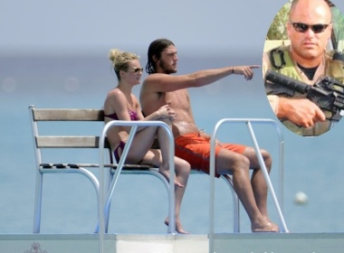 Mot linh thuy danh bo bi nghi dot xe cua Carroll hinh anh