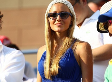 Ban gai Djokovic rang ngoi tren khan dai hinh anh