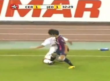 Hai tinh huong 'sieu hai huoc' tren san bong hinh anh