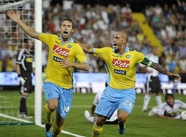 Juve 'nuot' ca be, Napoli doi van truoc Milan? hinh anh