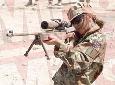 Cheryl cam sung, lai xe tang hinh anh