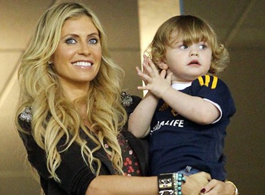 Ba xa Robbie Keane dua con trai den san co vu bo hinh anh