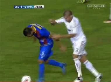Cristiano Ronaldo cham hon ca mot trung ve 36 tuoi hinh anh