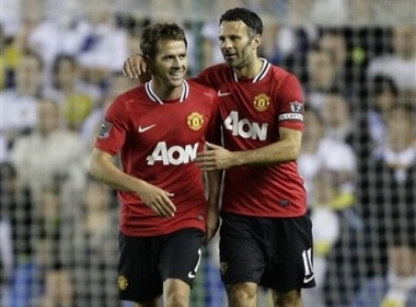 Choi voi doi hinh ky quai, MU van nhe nhang ha Leeds hinh anh