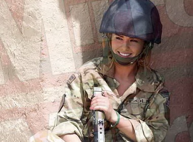 Cheryl hen ho ha si tre sau chuyen di Afghanistan hinh anh