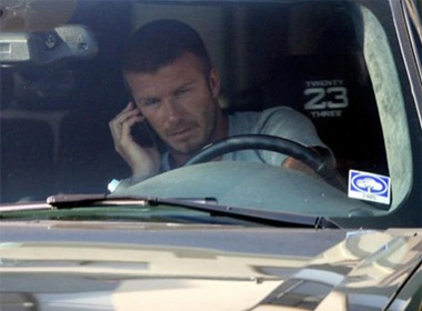 Becks 'dinh' tin don thiet mang vi tai nan xe hoi hinh anh
