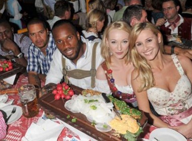 Drogba dien trang phuc truyen thong den le hoi bia hinh anh