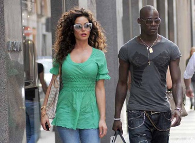 'Ngua chung' Balotelli 'ho tong' ban gai di mua sam hinh anh