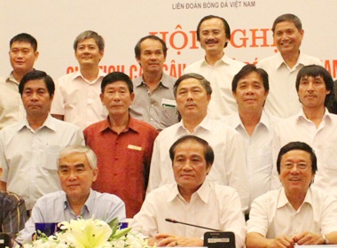 Cac ong ‘bau’ va VFF tim ra ‘giai phap vang’ cho bong da Viet Nam hinh anh