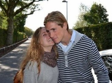 Torres tang nu hon lam qua cho fan nu hinh anh