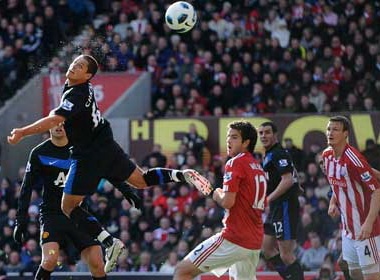 Ban thang danh dau nguoc theo phong cach Chicharito hinh anh