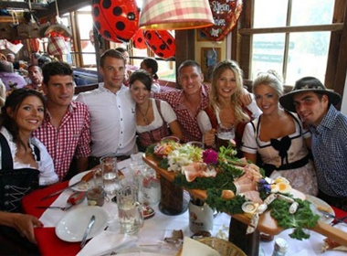 'Sao' Bayern va 'nua kia' vui ve tai le hoi bia hinh anh