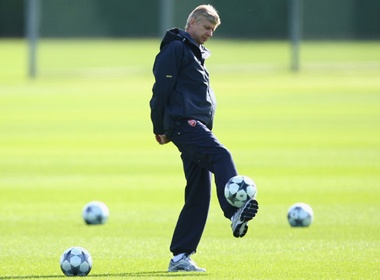 HLV Wenger bieu dien ky thuat tang bong hinh anh