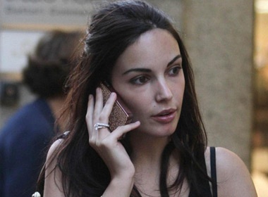 Ban gai Alberto Aquilani dua con dao pho hinh anh