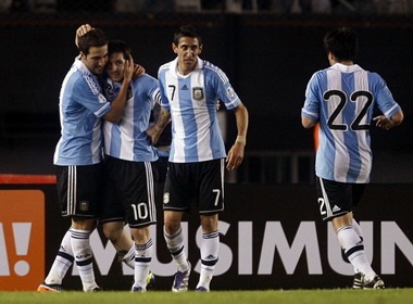 Higuain va Messi giup Argentina thang man nhan hinh anh