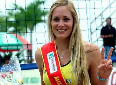 Chan dai Uc dang quang hoa khoi bong chuyen bai bien hinh anh