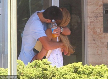 Djokovic hon tham thiet ban gai tren pho hinh anh