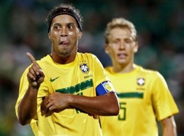 Ronaldinho da phat than sau, Brazil nguoc dong ha Mexico hinh anh