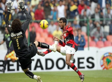 3 pha danh dau 'ma am' cua doi bong Ronaldinho hinh anh