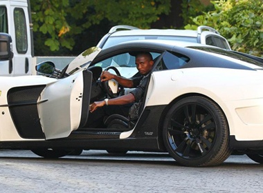 Eto'o sanh dieu voi 'ngua chien' Ferrari hinh anh