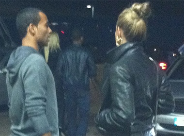 'Trai hu' Ashley Cole mot tuan 'may mua' voi 3 chan dai hinh anh