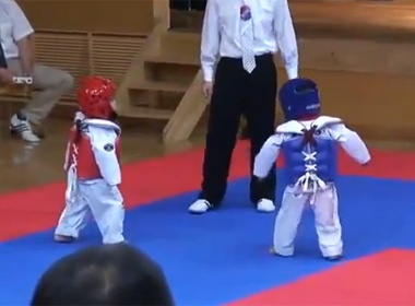 'Chet cuoi' voi tran dau Taewondo cua vo si nhi hinh anh