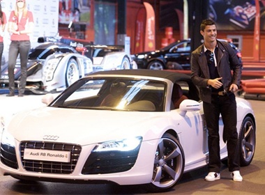 Dan 'sao' Real Madrid banh bao ben sieu xe Audi hinh anh