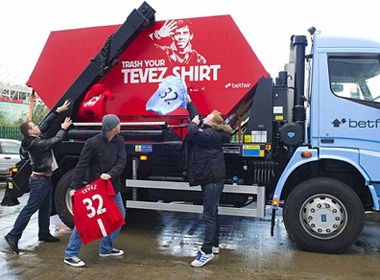 Cac fan dua nhau nem ao dau cua Tevez hinh anh