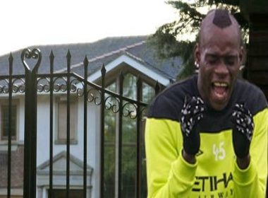Balotelli suyt mat mang vi nghich phao hoa hinh anh