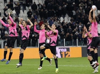 Chat vat danh bai Fio, Juve gianh lai ngoi dau hinh anh