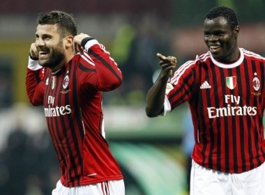 Inter bi cam hoa, Milan dai thang hinh anh