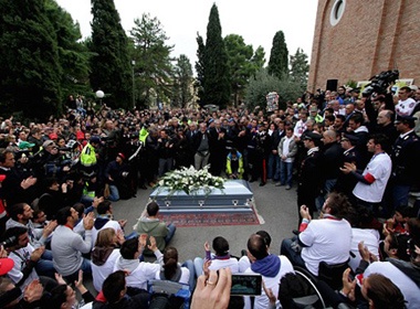 Dong nguoi tien dua tay dua xau so Simoncelli hinh anh