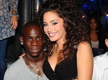 Ban gai Balotelli du tiec kich duc cua ong chu Milan hinh anh