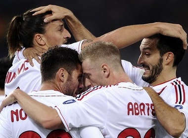 Juve vung ngoi dau, Milan vuon len thu 2 hinh anh