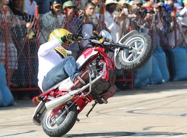 Clip man drift, boc dau xe ngoan muc o Binh Duong hinh anh
