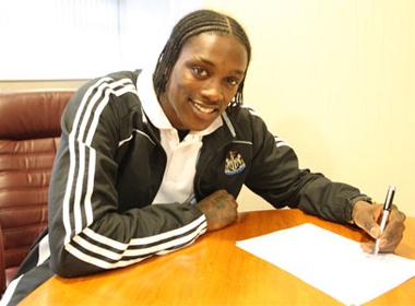 Cau thu Newscatle bi bat vi gay roi hinh anh