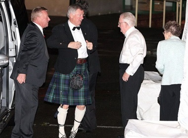 Sir Alex mac vay di du tiec hinh anh