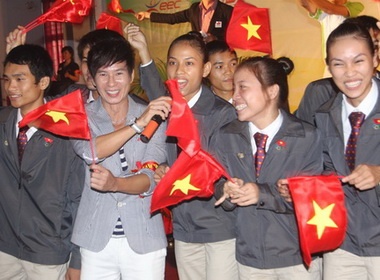 Ly Hai, Quach Tuan Du khuay dong le xuat quan SEA Games 26 hinh anh