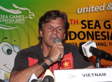 HLV Goetz noi cau vi phong vien Indonesia che U23 Viet Nam hinh anh