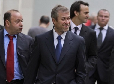 Ong chu Chelsea giai cuu con tin hinh anh