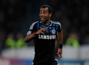 Canh sat trieu tap Ashley Cole hinh anh