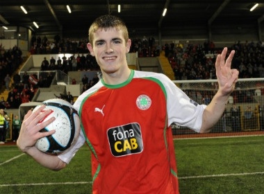 Pha sut phat ghi ban tu giua san hinh anh